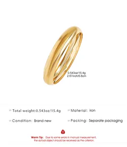 Detalle de brazalete ancho dorado con dimensiones y especificaciones del material