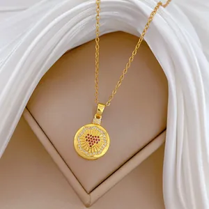 Detailansicht einer goldenen Rundhalskette mit einem funkelnden roten Herzen aus Zirkonia