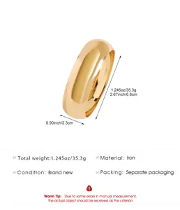 Primer plano de brazalete de hierro dorado pulido con dimensiones y especificaciones de peso