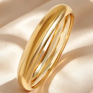 Vista macro detallada de un lujoso brazalete ancho de oro con acabado pulido espejo