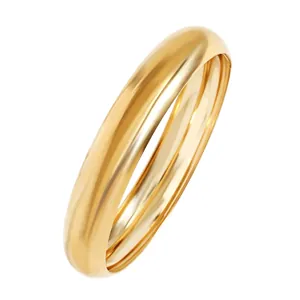 Detalle de vista lateral de un brazalete de manguito abierto de oro pulido espejo