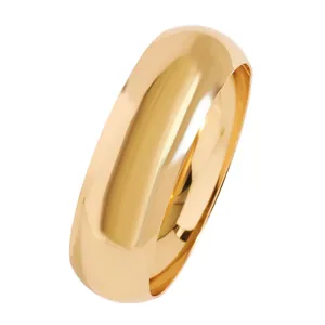 Vista detallada del acabado de espejo pulido de este brazalete dorado ancho abierto