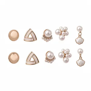 Ensemble de boucles d'oreilles à clips vintage avec perles et motifs coquillages chic.