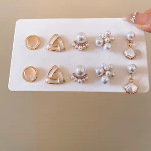 Vue détaillée d'un lot de 5 paires de boucles d'oreilles vintage à perles et nacre