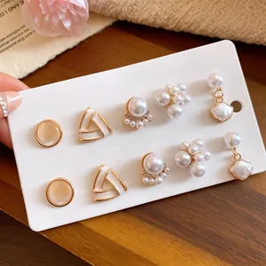 Gros plan sur un ensemble de boucles d'oreilles vintage avec perles et coquilles d'imitation