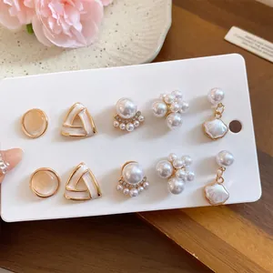 Vue détaillée de boucles d'oreilles à clip vintage élégantes avec perles et coquillages
