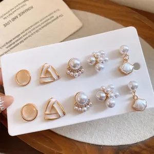 Vue détaillée de boucles d'oreilles à clips en perles et coquillages de style vintage français.