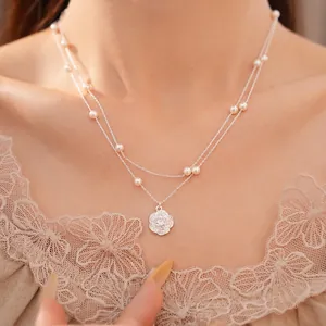 Elegante collar de doble capa con perlas y colgante de flor de circón brillante.