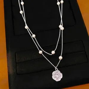 Collar de plata de doble capa con colgante de flor de circonita y perlas blancas