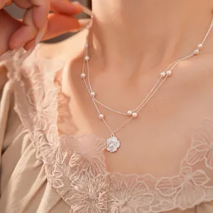 Collar de perlas de doble capa con colgante de flor de circón para mujer