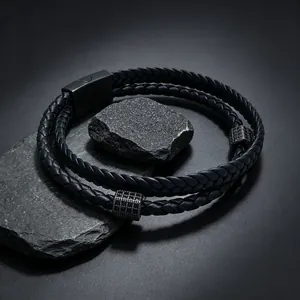 Détail d'un bracelet en cuir noir tressé double couche avec perles en zircone et fermoir aimanté
