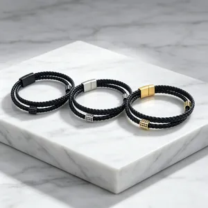 Détail de bracelets en cuir tressé double couche avec perles CZ et fermoirs magnétiques.