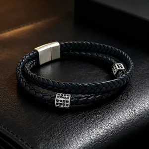 Vue détaillée d'un bracelet double couche en cuir tressé noir pour homme avec zircons