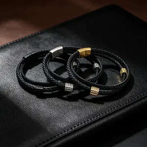 Vue détaillée de bracelets en cuir tressé double couche pour hommes avec fermoir magnétique.