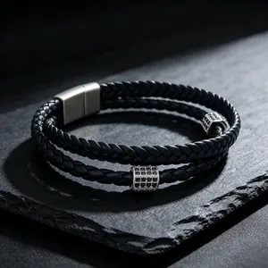 Détail d'un bracelet pour homme en cuir tressé double couche avec perles en zircon.