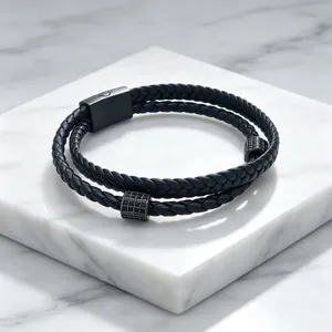 Vue détaillée d'un bracelet en cuir tressé double pour homme avec perles zircon.