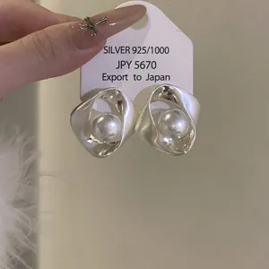 Boucles d'oreilles clous en perles argentées torsadées bijoux minimalistes mode