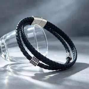 Détail d'un bracelet en cuir tressé noir à double couche pour homme avec perles de zircon