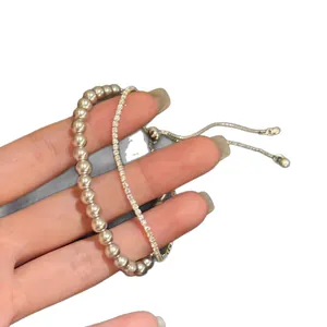 Elegant dubbellaags zilverkleurig armbandje met metalen kralen en schitterende zirkonia