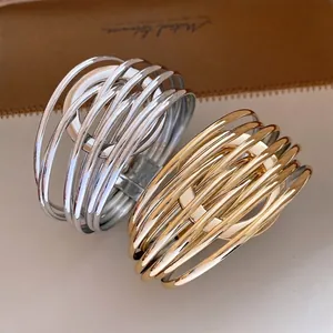 Bracelet magnétique croisé et enroulé très élégant, avec finitions dorée et argentée chic.