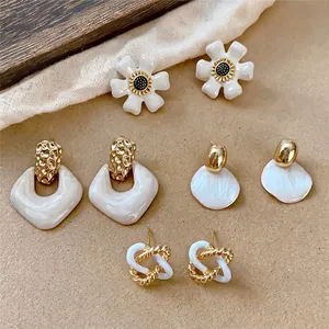 Boucles d'Oreilles Clous Géométriques en Alliage Vintage Avec Tige en Argent Or Blanc Design de Niche Bijoux Elégants pour Femmes
