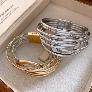 Bracelet magnétique multicouche à fils croisés avec finition en métal poli chic