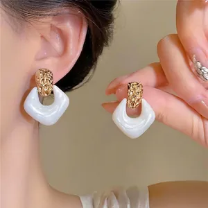 Boucles d'oreilles géométriques vintage avec texture dorée et accents en résine