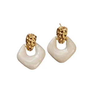 Boucles d'oreilles géométriques vintage en métal doré martelé avec pendentifs blancs