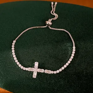 Κομψό επιχρυσωμένο βραχιόλι σταυρός 18k με λαμπερές πέτρες κυβικής ζιρκονίας λεπτομέρεια
