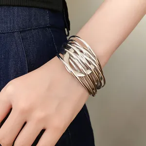 Détail d'un bracelet manchette magnétique argenté à plusieurs couches porté au poignet