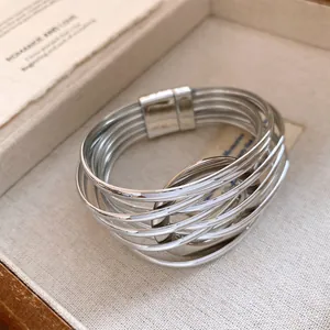 Vue détaillée d'un bracelet multicouche argenté avec fermoir magnétique