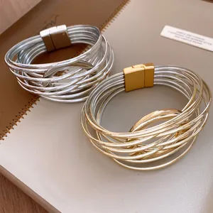 Gros plan de bracelets multi-rangs avec un fermoir magnétique élégant