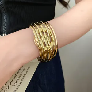 Gros plan d'un bracelet enveloppant doré multicouche avec fermoir magnétique