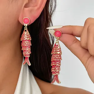 Boucles d'oreilles pendantes poisson rouge articulé créatif avec clous roses dorés