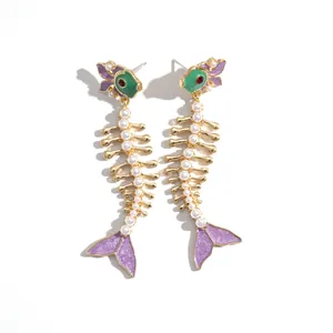 Boucles d'oreilles squelette de poisson avec perles et émail coloré sur clous en argent