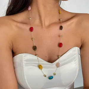 Detaillierte Nahaufnahme einer bunten Dopamin-Acrylperlenkette an einem Modell in Weiß
