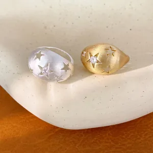 Elegante geborstelde ovale ringen met steruitsparingen en zirkonia in goud en zilver