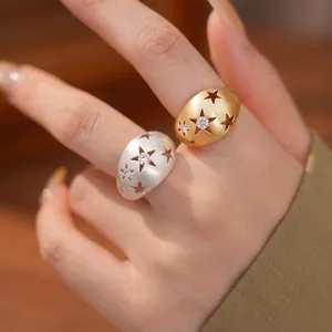 Elegante geborstelde ovale open ring met sterren en fonkelende zirkonia-accenten