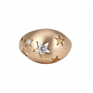 Matgouden ovale ring met ster-uitsparingen en zirkonia's, elegante modejuwelen