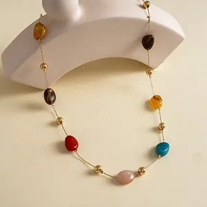 Makro-Detailaufnahme einer farbenfrohen Acrylperlenkette im Dopamin-Stil mit Goldperlen