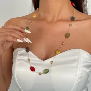 Elegante bunte Acrylperlen-Halskette mit Goldakzenten am Modell für einen lebendigen Stil