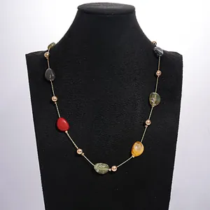Farbenfrohe Dopamin-Acrylperlenkette mit Goldkette auf schwarzem Mannequin-Display