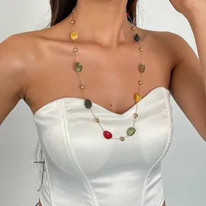Elegante Nahaufnahme einer farbenfrohen Dopamin-Halskette aus Acrylperlen bei einem Model