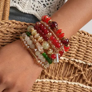 Detalle de primer plano de conjunto de pulseras bohemias vintage con cuentas de acrílico y vidrio