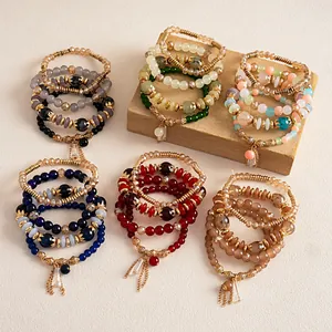 Detalle de juegos de 4 pulseras étnicas retro de cuentas de vidrio acrílico de colores
