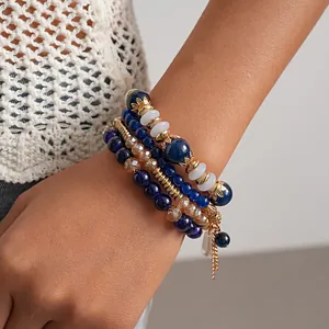 Vista detallada de un conjunto de pulseras vintage de cuentas de acrílico azul y vidrio al pulso