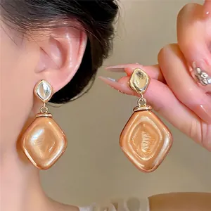 Elegante Vintage-Ohrhänger in Rautenform mit perlmuttfarbenem Karamell-Finish für Damen