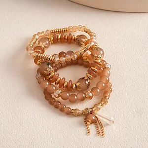 Primer plano de un conjunto de 4 pulseras vintage con cuentas de acrílico ámbar y vidrio.