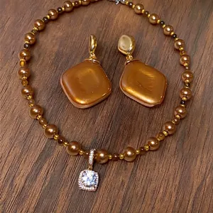 Retro-Schmuckset mit bronzefarbenen Perlen, Zirkon-Anhänger und Rauten-Ohrringen