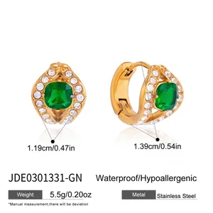 Boucles d'oreilles créoles en acier doré avec pierre de zircon verte et cristaux